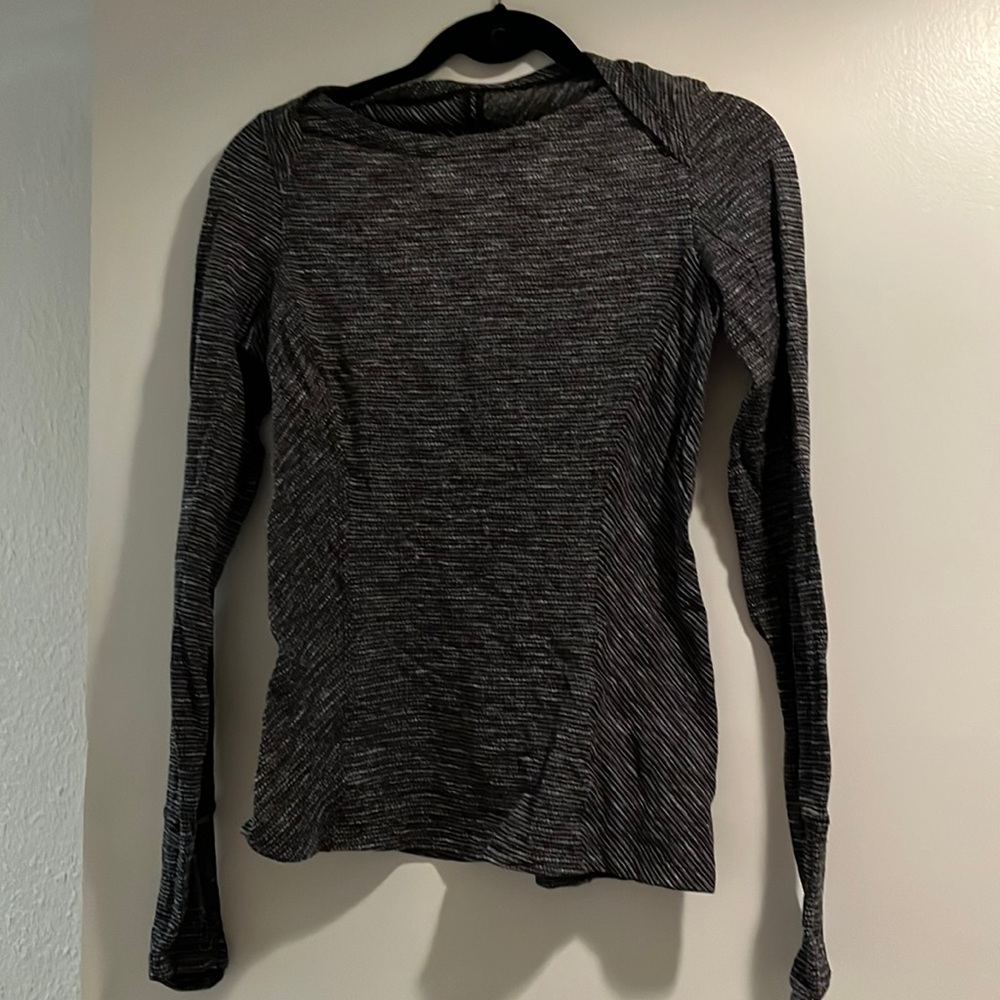 Lulu long sleeve grey shirt size 6